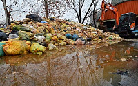[포토]흘러나오는 음식물쓰레기