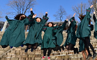 [포토]"저 오늘 졸업해요~!"