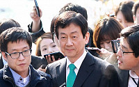 [포토]취재진 질문 받는 진영 부위원장
