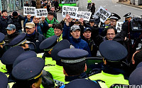 [포토]취임식장에서 경찰과 대치하는 쌍용자동차 노조원들