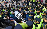 [포토]취임식장에서 경찰과 대치중인 쌍용자동차 노조