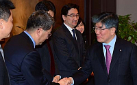 [포토]투자은행 전문가들과 인사 나누는 김중수 총재