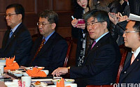 [포토]김중수 총재, IB전문가와 간담회