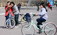[포토]포근한 봄날씨, '자전거도 예쁘게 타야지'