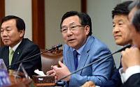 [포토]역대 개성공단기업협회 회장 긴급회동, '질문에 답하는 김기문 회장'