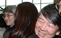 [포토]안철수 맞아주는 지지자