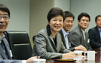 [포토]알티캐스트 방문한 박근혜 대통령
