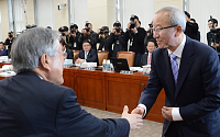 [포토]현오석 장관 후보자와 인사하는 문재인 의원