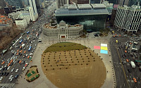 [포토]잔디옷으로 갈아입는 서울광장