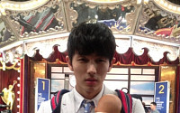 [eStar SNS] 임슬옹, 아기인형 안고 인증샷 "도대체 무슨일이?"