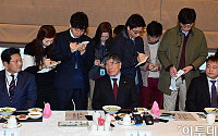 [포토]중소기업 CEO들과 대화 나누는 김중수 총재