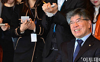 [포토]밝게 웃는 김중수 한은 총재