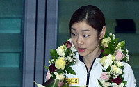 [포토] 꽃다발 목에 건 김연아