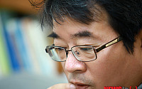 "안중근 유묵, 박근혜 소장" 발언 안도현 검찰 출두