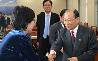 [포토]유승희 의원과 인사하는 이계철 방송통신위원장