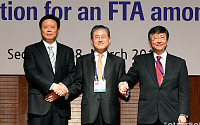[포토]손 맞잡은 한-중-일, 'FTA 1차 협상'