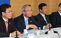 [포토]현오석 부총리, 경제정책방향 브리핑