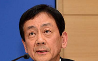 [포토]취재진의 질문에 답하는 진영 보건복지부 장관