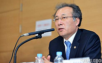 [포토]취재진의 질문에 답하는 한정화 중기청장