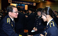 [포토]직원들과 인사 나누는 이성한 경찰청장