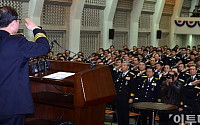 [포토]취임식에서 경례하는 이성한 경찰청장