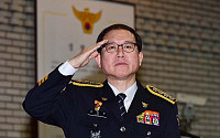 [포토]국기에 대한 경례하는 이성한 경찰청장