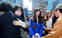 걸스데이 프리허그 공약 지켜…행사 내내 밝은 미소