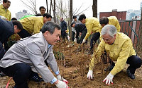 [포토]신충식-문용린, 아름다운 학교 가꾸기 식목행사 참석