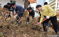 [포토]묘목심는 서울시교육청 직원 및 창덕여중 교직원들