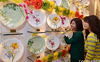 [포토]화려한 한국도자기 꽃 접시