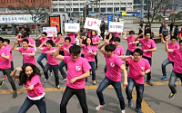 [포토]LG유플러스 신입사원 “홍대에서 플래시몹으로 아이디어를!”