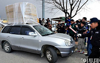[포토]취재진 피해 달아나는 차량