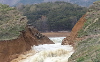 [종합]경주 산대저수지 둑 터져…복구작업 시작