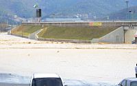 [포토] 경주 안강 산대저수지 둑 터져… 도로 '물바다'