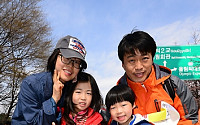 [포토]사랑하는 가족과 함께하는 '사랑의 봄꽃길 걷기대회'