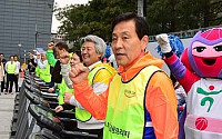 [포토]김정태 하나금융그룹 회장, 사랑의 마라톤 첫번째 주자로 참가