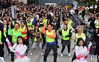 [포토]싸이의 시건방 춤 추는 하나금융그룹 임직원들