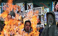 [포토]서울 도심에서 화염에 휩싸인 김정은 3대와 인공기