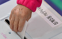 [포토]4.24 보궐선거, 소중한 한 표