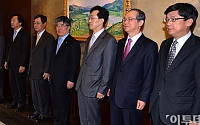 [포토]경제전문가들과 기념촬영하는 김중수 총재