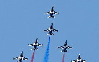 [포토]파란하늘 수 놓는 8대의 독수리