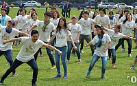[포토]커뮤니티 댄스로 '2013 공정무역주간' 홍보하는 청년 보부상