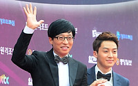 유재석 우산 양보, 여성 경호원에게 폭풍 매너 “저는 괜찮아요”