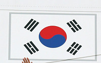 [포토]박근혜 대통령 귀국 "잘 마치고 돌아왔습니다"