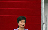 [포토]박근혜 대통령, 보랏빛 재킷으로 마무리 코디