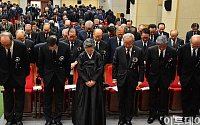 [포토]묵념하는 참석자들