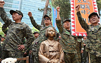 [포토]평화비 앞에서 구호 외치는 보수단체들
