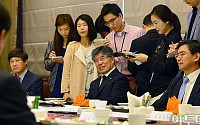 [포토]투자은행 전문가들과 이야기 나누는 김중수 총재