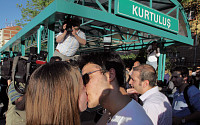 [포토]100여 커플, 단체 '키스 시위'