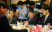 [포토]김중수 총재, 경제동향간담회 참석